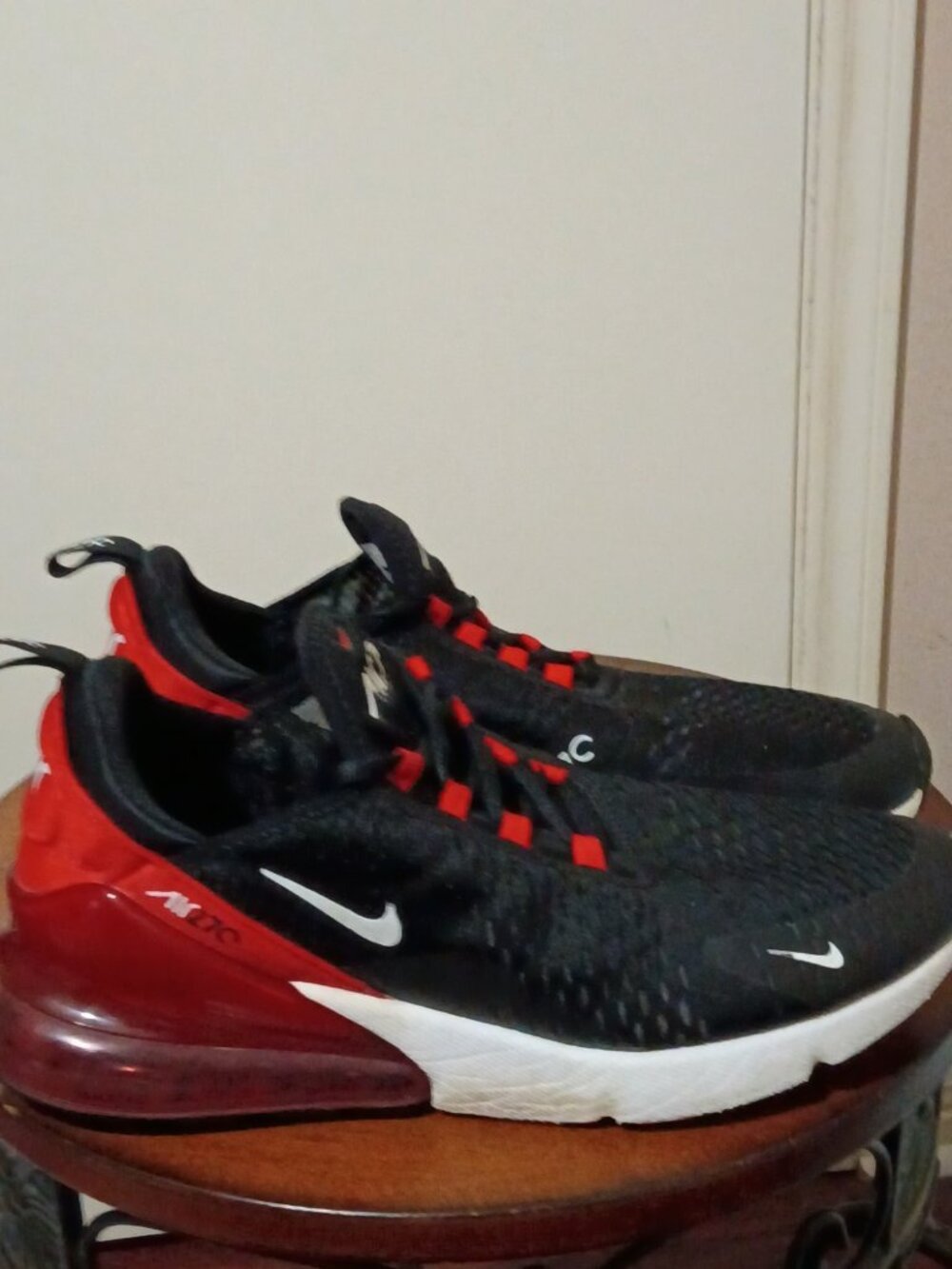 Nike Air Max 270 AH8050-022 Mens Size 10 Black White University Red